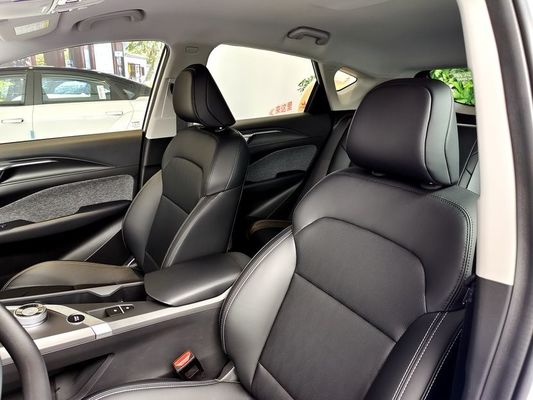 400km/550km de Compacte Elektrische SUV Geely Zuivere EV Voertuigen van de Meetkundec Bosbes