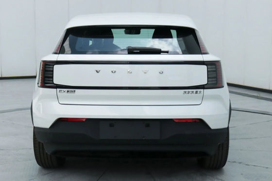 Kleine Volvo Electric SUV Upmarket en langeafstand EV bij Volvo EX30 Running