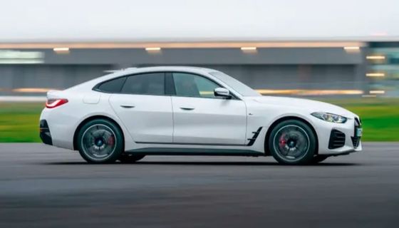 Nieuwste en vierwielaandrijving bij BMW i4 met dubbele elektrische motoren power&hatchback kofferbak beschikbaar