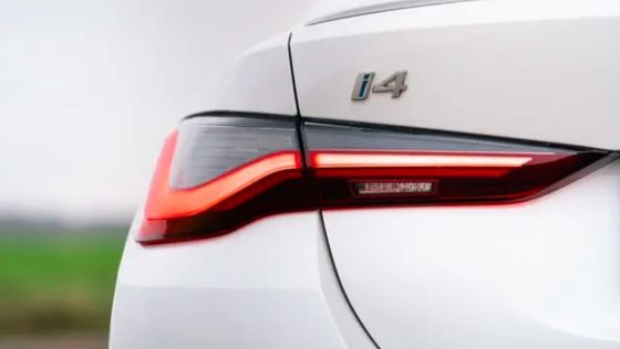 Nieuwste en vierwielaandrijving bij BMW i4 met dubbele elektrische motoren power&hatchback kofferbak beschikbaar