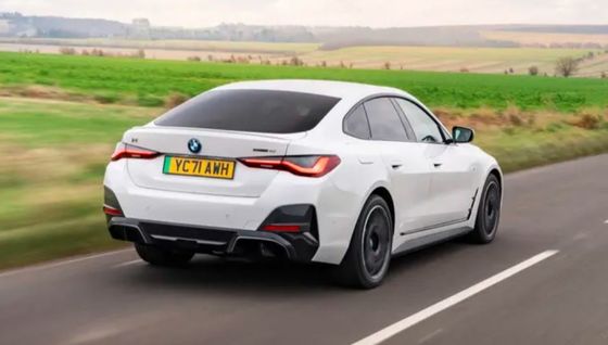 Nieuwste en vierwielaandrijving bij BMW i4 met dubbele elektrische motoren power&hatchback kofferbak beschikbaar