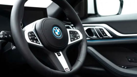 Nieuwste en vierwielaandrijving bij BMW i4 met dubbele elektrische motoren power&hatchback kofferbak beschikbaar