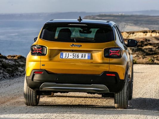 Kleine Compact Family Gefocust All Electric Crossover SUV Jeep Avenger Met WLTP400km