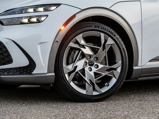 Genesis GV60 Upmarket All Electric Family Car Met 76.4kwh Battery 350Nm Of Torque Boost & Drift Model