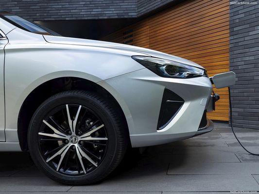 Ruime, comfortabele, volledig elektrische auto bij MG 5 EV met een redelijk bereik van 344km en superoplaadbaarheid.