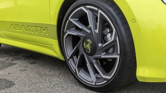 Leuke en sportieve Abarth 500e Hot Hatchback elektrische auto zo leuk als benzine 152P.S motorkracht