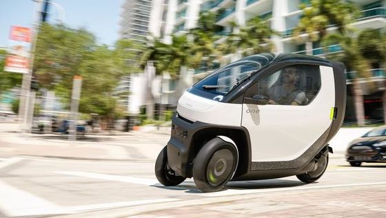 Mini ev car@ Nimbus One Een compacte, kantelbare auto met een snelheid van maximaal 50 mph w/batterijbereik voor woon-werkverkeer in de stad