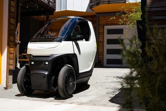 Mini ev car@ Nimbus One Een compacte, kantelbare auto met een snelheid van maximaal 50 mph w/batterijbereik voor woon-werkverkeer in de stad