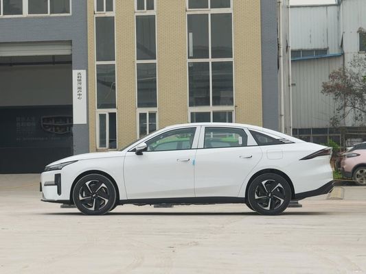 2024 Geely L6 Plug-in Hybrid Electric Car met een bereik van 1370 km