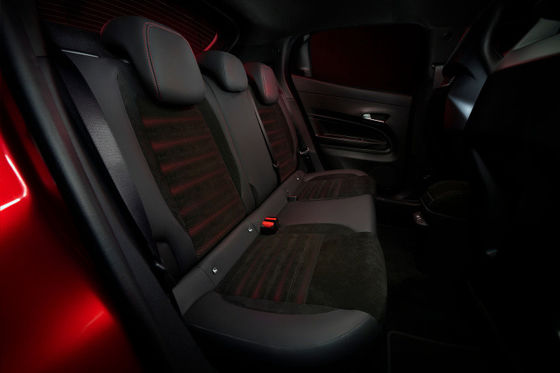 Voorverkoop De sportiefste compacte auto Alfa Romeo Eerste EV Milano Met 2 aandrijflijnen Opties 156ph & 240ph WLTC 240miles