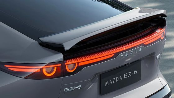 De eerste zuiver elektrische auto Mazda EZ-6 is een slanke achterwiel aandrijving saloon