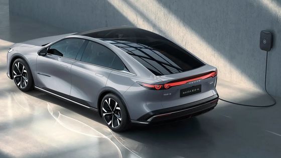 De eerste zuiver elektrische auto Mazda EZ-6 is een slanke achterwiel aandrijving saloon