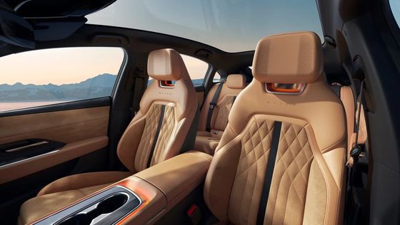 De eerste zuiver elektrische auto Mazda EZ-6 is een slanke achterwiel aandrijving saloon