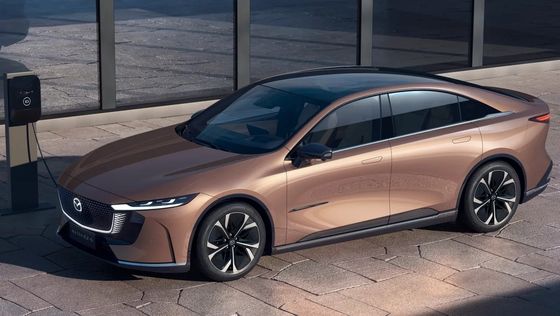 De eerste zuiver elektrische auto Mazda EZ-6 is een slanke achterwiel aandrijving saloon