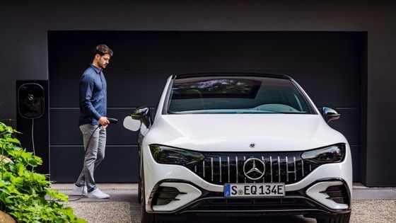 Super langeafstands elektrisch voertuig Mercedes-Benz EQE AMG 53 4MATIC+ met 460kw/625P.s motorvermogen 220km/h topsnelheid