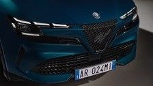 Eerste EV Compact Auto Alfa Romeo Junior Electric met 54.8kwh batterij en een maximaal vermogen van 158kW, tot 345 mijl bereik