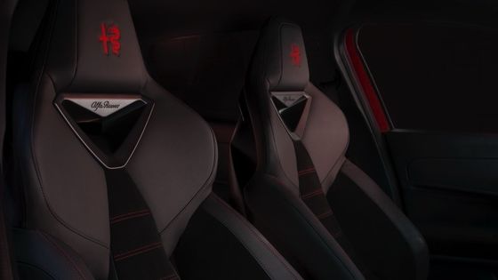 Eerste EV Compact Auto Alfa Romeo Junior Electric met 54.8kwh batterij en een maximaal vermogen van 158kW, tot 345 mijl bereik