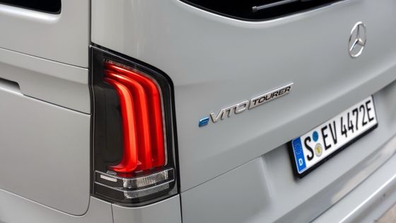 9 zitplaatsen EV Mercedes-Benz EVito Tourer Long met een 201 pk elektromotor en 90 kWh bruikbare batterij