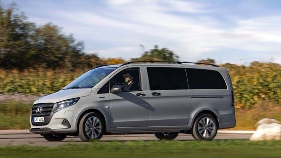9 zitplaatsen EV Mercedes-Benz EVito Tourer Long met een 201 pk elektromotor en 90 kWh bruikbare batterij