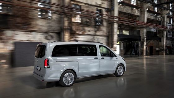 9 zitplaatsen EV Mercedes-Benz EVito Tourer Long met een 201 pk elektromotor en 90 kWh bruikbare batterij