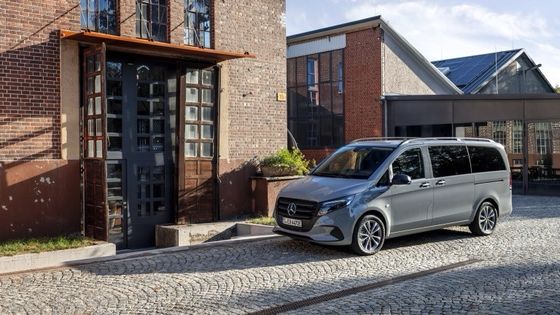 9 zitplaatsen EV Mercedes-Benz EVito Tourer Long met een 201 pk elektromotor en 90 kWh bruikbare batterij