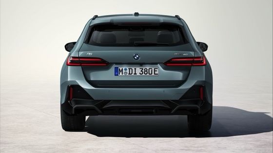 Nieuwste elektrische auto met een batterij van 84,4 kWh 329 mijl bereik met 335 pk/430 Nm bij BMW i5 Touring eDrive40 single speed RWD