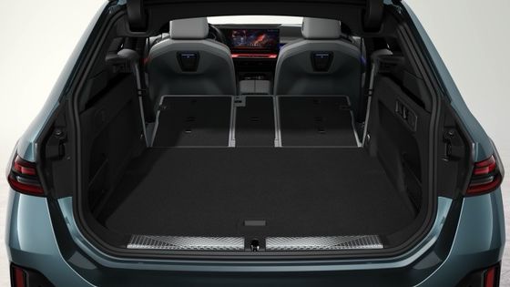 Nieuwste elektrische auto met een batterij van 84,4 kWh 329 mijl bereik met 335 pk/430 Nm bij BMW i5 Touring eDrive40 single speed RWD