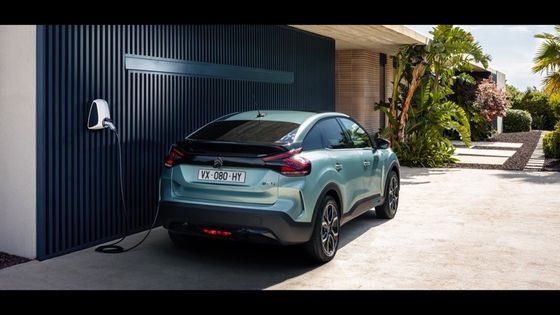 Decent Drive Citroën's E-C4 Met 115kW (156ps) Kracht Bij 150km/h Topsnelheid 54kwh Lithium Ion Battery