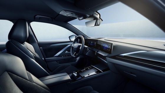 Comfortabel rijden elektrisch voertuig op Opel Astra Electric met 54kwh batterij 150kw motorkracht bij 170km/h topsnelheid