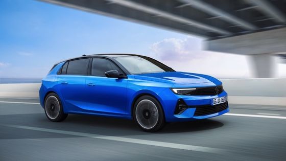 Comfortabel rijden elektrisch voertuig op Opel Astra Electric met 54kwh batterij 150kw motorkracht bij 170km/h topsnelheid