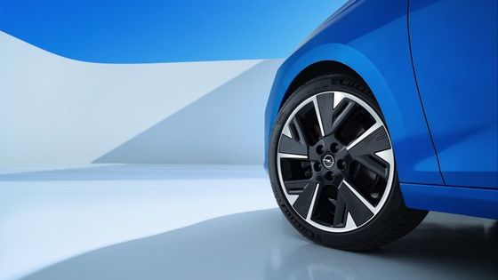 Comfortabel rijden elektrisch voertuig op Opel Astra Electric met 54kwh batterij 150kw motorkracht bij 170km/h topsnelheid