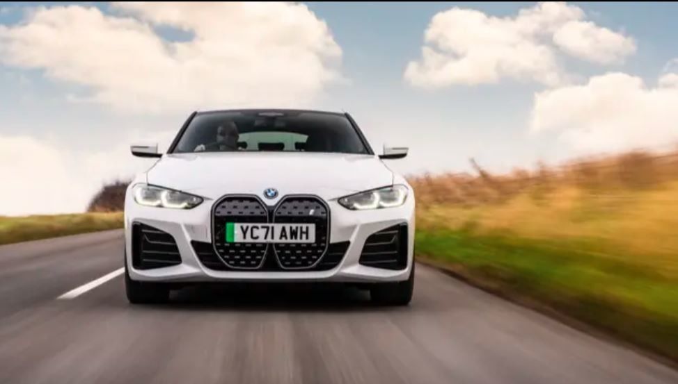 Nieuwste en vierwielaandrijving bij BMW i4 met dubbele elektrische motoren power&hatchback kofferbak beschikbaar