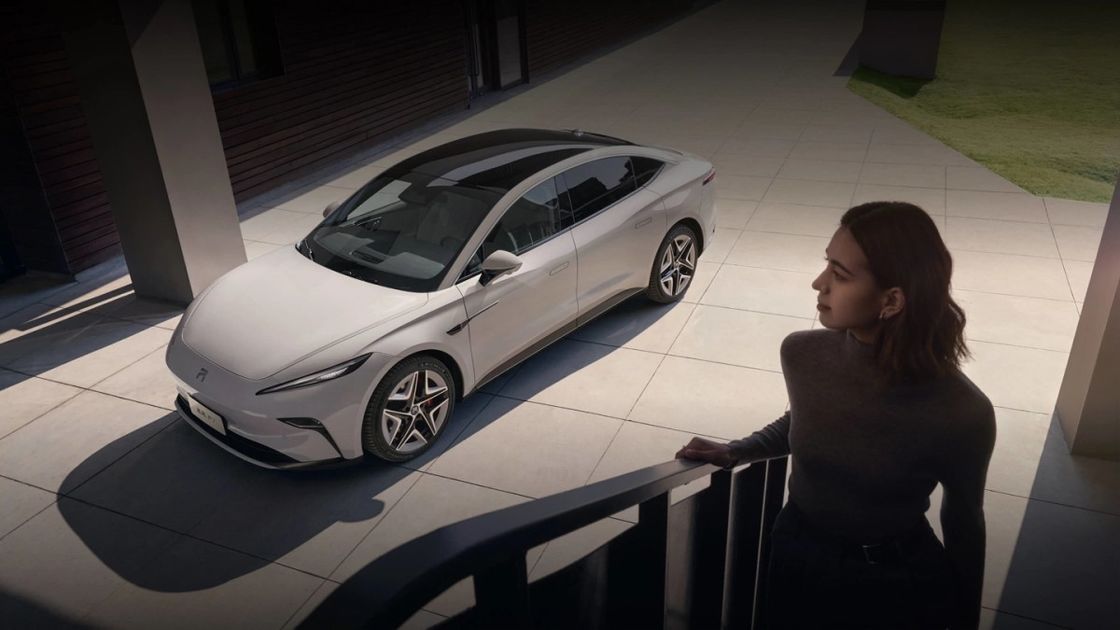 Zuiver elektrisch voertuig Feifan F7 wordt geleverd met gratis batterij opladen en vervangen voor het leven 500km RWD aandrijflijn elektrische auto