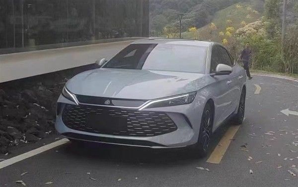 Voorverkoop 2024 BYD Qinn L DM-i 80km elektrisch voertuig binnenkort geland Hybride auto 1.5T 101ps L4 New Engergy Car