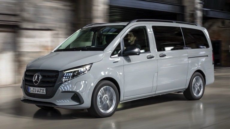 9 zitplaatsen EV Mercedes-Benz EVito Tourer Long met een 201 pk elektromotor en 90 kWh bruikbare batterij