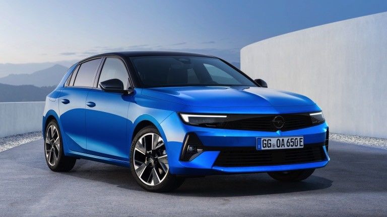 Comfortabel rijden elektrisch voertuig op Opel Astra Electric met 54kwh batterij 150kw motorkracht bij 170km/h topsnelheid